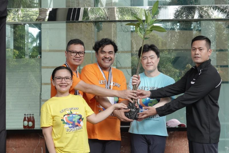 Bibit bakau diberikan oleh Sony Group untuk ditanam di Pusat Konservasi Mangrove di Jakarta/Sony