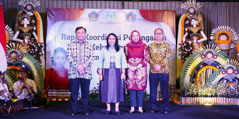 Menteri Bintang Puspayoga (kedua dari kiri) dalam Rakor Penanganan Kasus Kekerasan terhadap Perempuan dan Anak di Bali (6/3)/Dok. Kementerian PPPA