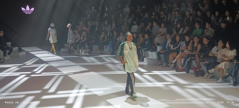 Salah satu koleksi Adidas Island Series yang dipertontonkan di panggung Plaza Indonesia Fashion Week hari keenam, di The Warehouse, Plaza Indonesia/Farah.id