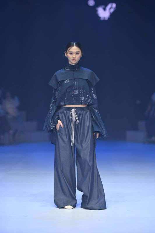 Salah satu koleksi Antaratanrya hasil kolaborasi Adrian Gan dengan Sejauh Mata Memandang dalam pergelaran Plaza Indonesia Fashion Week (PIFW) 2024/PIFW