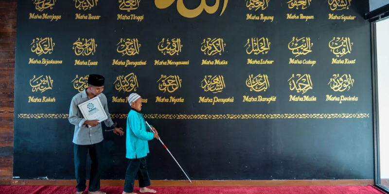 Seorang santri berjalan memasuki pondok pesantren Sam'an di Bandung, Jawa Barat/Antara