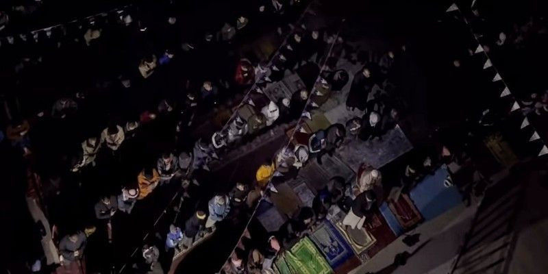 Salat Tarawih di reruntuhan Masjid Al Farouq, Rafah (11/3)/Instagram @abdallah_alattar1999