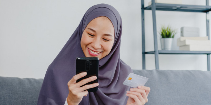 Perempuan sibuk belanja online/Freepik