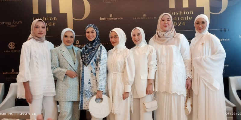 Linda Anggrea (dua dari kiri) bersama desainer-desainer yang tergabung dalam Modinity Group saat press conference Modinity Fashion Parade 2024 di Grand Ballroom InterContinental Hotel, Jakarta/Farah