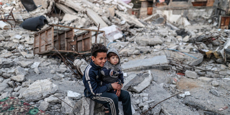 Anak korban perang di Gaza/Getty