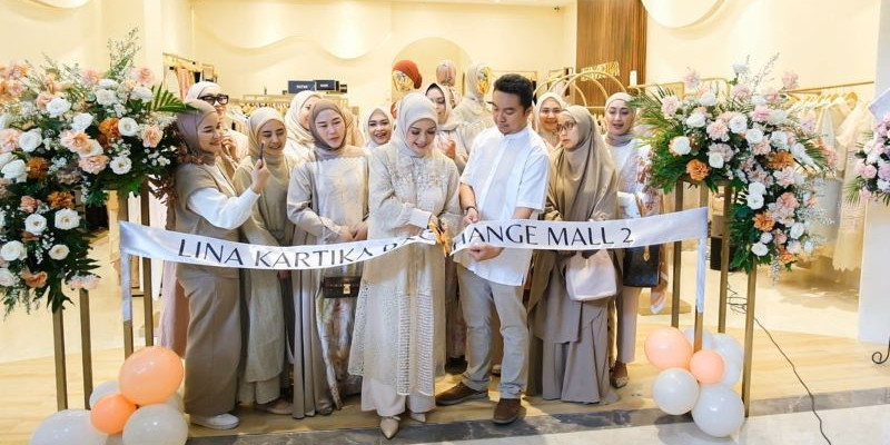 Lina Kartika saat menggunting pita bersama sang suami, sebagai penanda dibukanya store Lina Kartika di Bintaro Exchange, Tangerang Selatan/LK