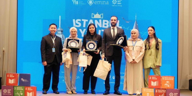 Neona dan Listya mewakili remaja Indonesia dalam event Istanbul Youth Sumit 2024 yang diselenggarakan di Istanbul, Turki, beberapa waktu lalu/Emina