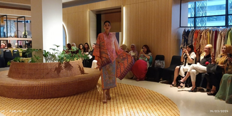 Koleksi Batik Tulis dalam Trunk Show Sarinah/Farah