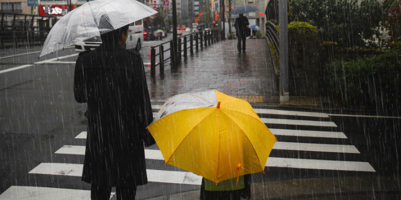 Ilustrasi orang menyeberang di saat hujan/Freepik