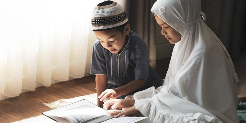 Ilustrasi ibu dan anak membaca Al-Qur'an/Nabawi