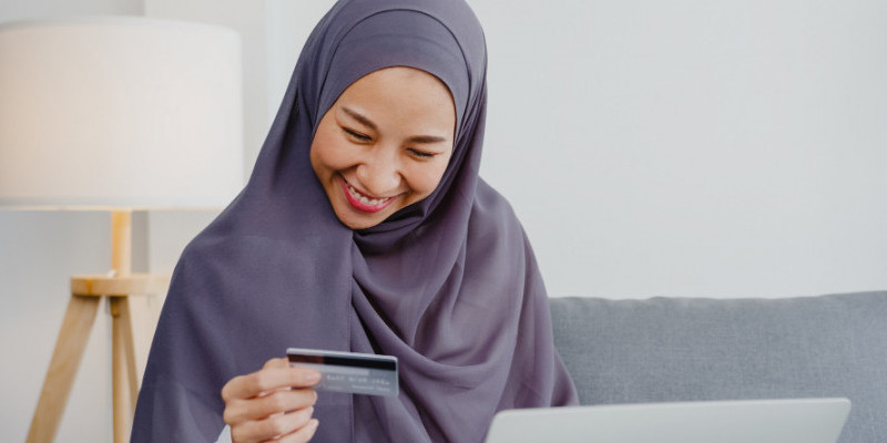 Ilustrasi perempuan berbelanja online menggunakan kartu pembiayaan/Freepik