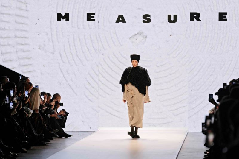 Modest fashion yang terinspirasi dari karya desainer-desainer Indonesia, tampil di Moscow Fashion Week 2024/IFC