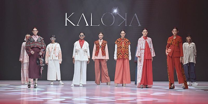 Koleksi-koleksi memikat dengan warna hangat karya Ketaren dan Leny Rafael di panggung Indonesian Fashion Aesthetic/IFA