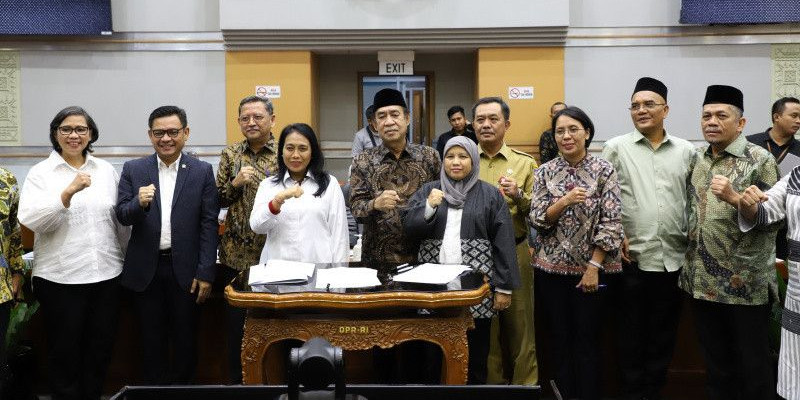 Menteri PPPA bersama sejumlah perwakilan kementerian usai penandatanganan draft RUU Kesejahteraan Ibu dan Anak dalam rapat gabungan bersama Komisi VIII DPR RI/Antara