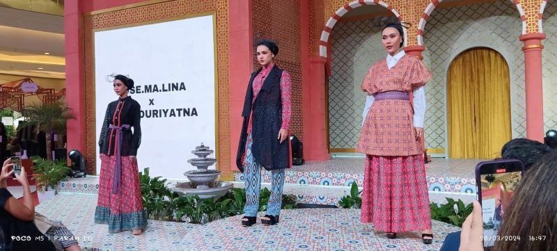 Fashion show ROSE.MA.LINA X Dana Duriyatna di panggung hari pertama Ramadan Runway 2024 Kota Kasablanka/Farah.id