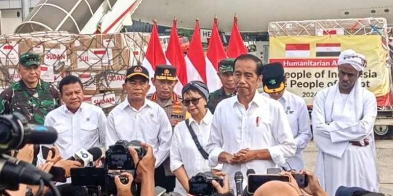 Presiden Joko Widodo dan sejumlah menteri KIM saat pelepasan bantuan ke Mesir dan Sudan (3/4)/ANTARA