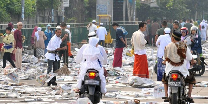 Ilustrasi hamparan koran yang dijadikan alas sajadah oleh jemaah yang mengikuti salat Idul Fitri/Kompasiana