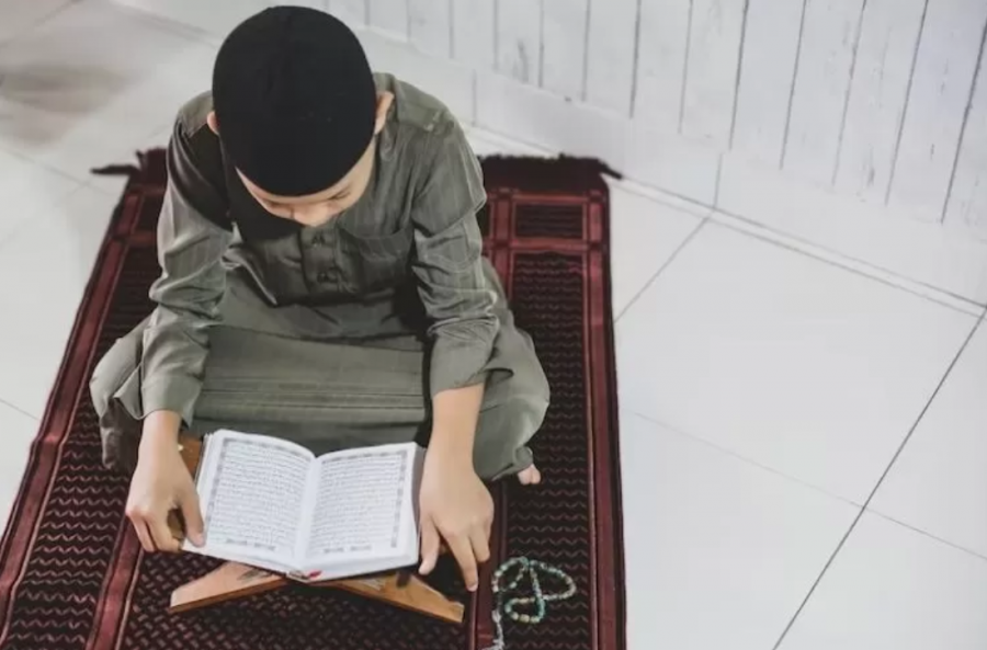 Ilustrasi seorang Muslim membaca Al-Qur'an demi mengejar ketakwaannya/JP