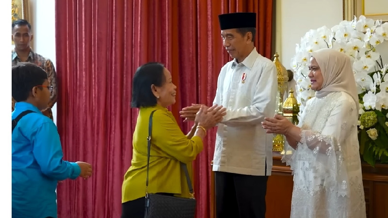 Presiden Joko Widodo dan Ibu Iriana menerima masyarakat di Istana Kepresidenan (10/4)/Biro Setpres RI