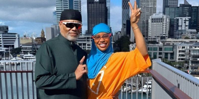 Kenakan Hijab Biru, Penyanyi SZA Rayakan Idulfitri di Selandia Baru 
