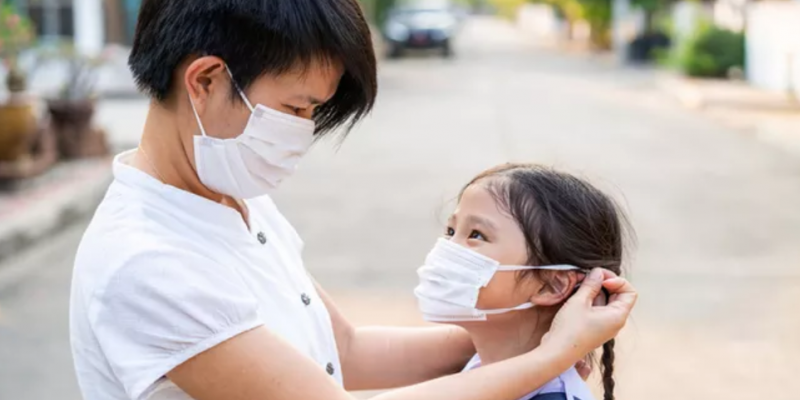 Ilustrasi ibu memakaikan masker pada anak/Freepik