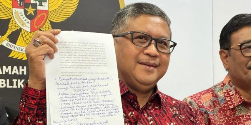 Sekjen PDI Perjuangan Hasto Kristiyanto menunjukkan surat amicus curiae yang ditulis tangan oleh Ketua Umum PDI Perjuangan Megawati Soekarnoputri yang ditujukan kepada MK/Tribunnews