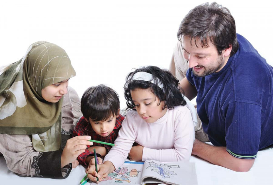 Ilustrasi keluarga dengan anak adopsi/Zakat.or.id