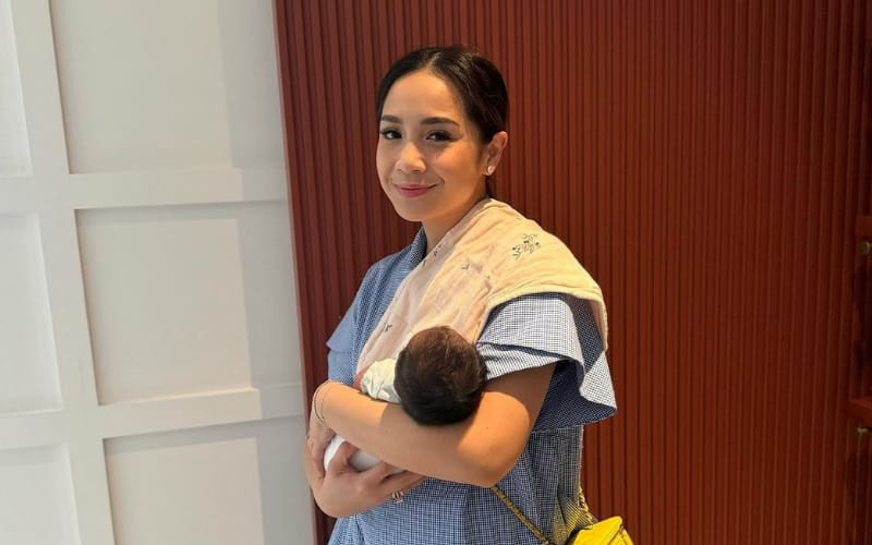 Nagita Slavina menggendong bayi Lily/Instagram @raffinagita1717