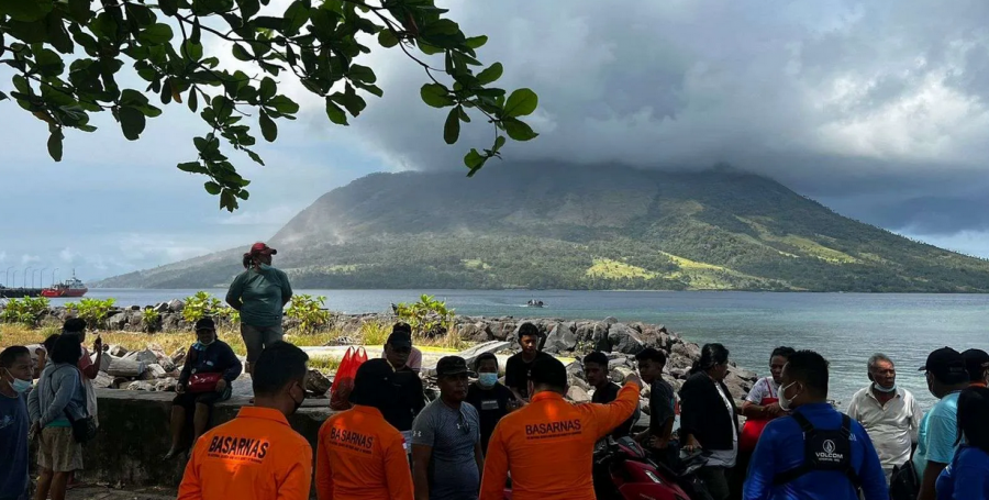 Tim Basarnas berupaya mengevakuasi warga untuk menghindari material dari erupsi Gunung Ruang di Sulawesi Utara/Brief