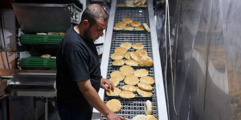 Pekerja di toko roti di Gaza/AFP