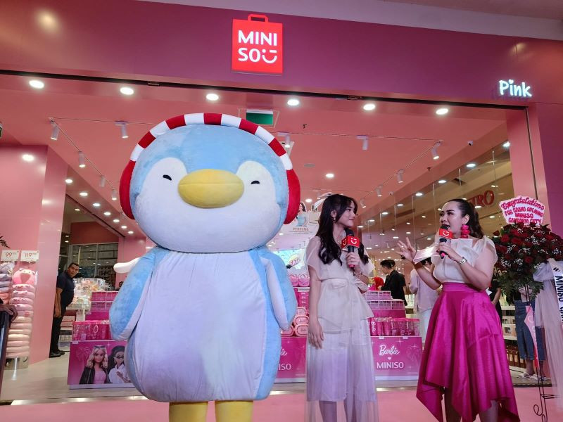 Fuji Utami saat menghadiri grand opening Miniso Pink Mal Gandaria City, Sabtu (20/4/2024)/Miniso