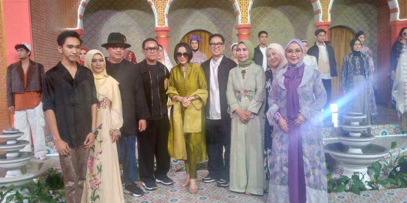 Poppy Dharsono beserta desainer yang tergabung dalam APPMI berhasil memeriahkan Ramadan Runway 2024 di Mal Kota Kasablanka/Farah.id