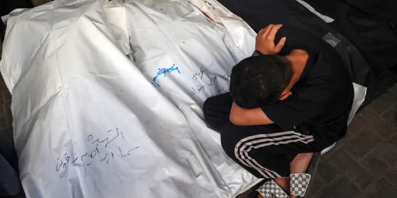 Seorang anak laki-laki menangisi saudaranya yang menjadi korban serangan Israel di Rafah/AFP