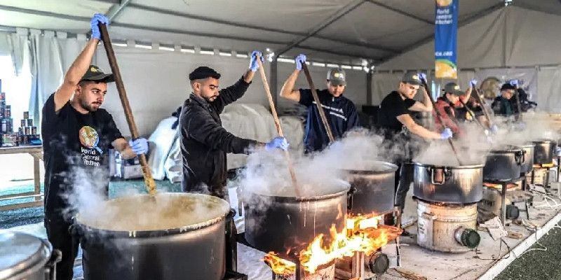 Suasana salah satu dapur umum WCK di Gaza/Getty Images