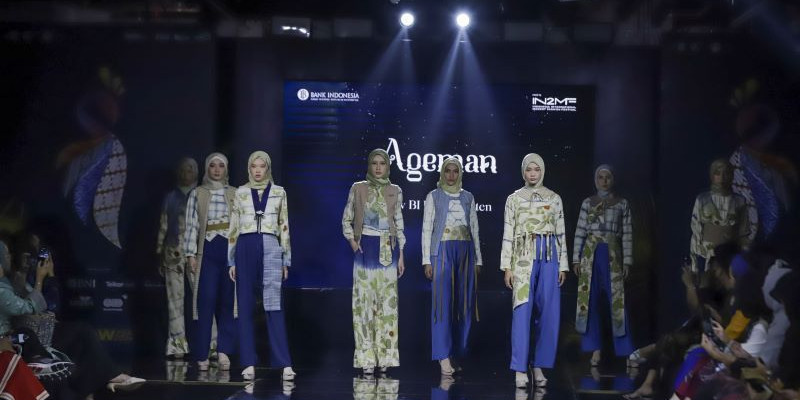 Koleksi Ageman Ecoprint melenggang di panggung Kelana Wastra Nusantara di Sarinah, Sabtu (27/4/2024)/KWN