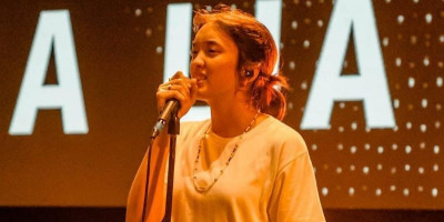 Potret Aishameglio Putri Duta Yang Kini Jadi <i>Backing Vocal</i> Sheila on 7 