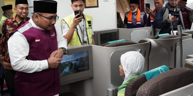 Menag Yaqut Cholil Qoumas berbincang dengan jemaah kloter 1/Dok. Kemenag