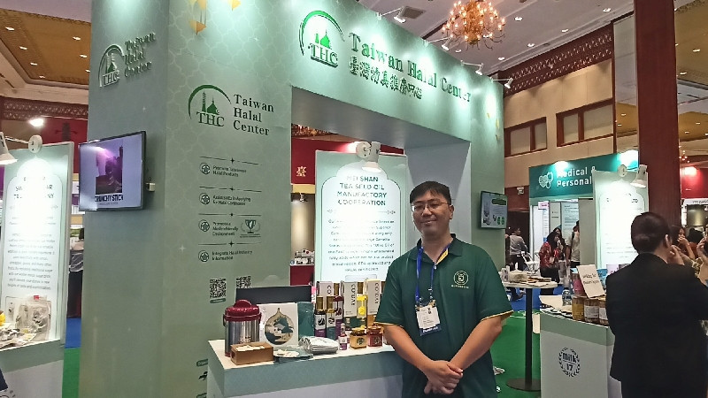 Felix Shih di depan Paviliun Taiwan Halal Center di area Taiwan Expo 2024, JCC/Farah.id