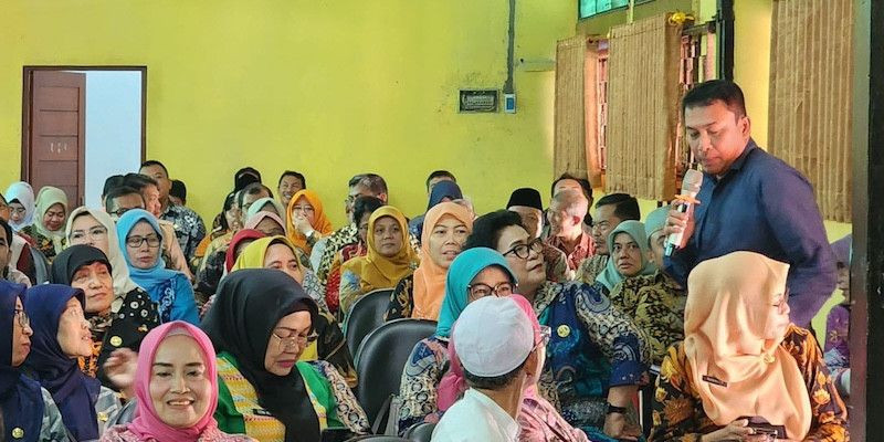 Wakil Ketua Dewan Pers Agung Dharmajaya (berdiri) berbicara di depan kepala sekolah di Duren Sawit, Jakarta Timur, Kamis (16/5).