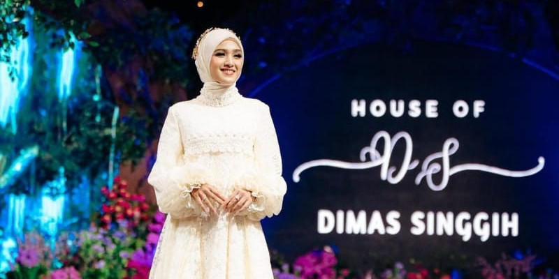 Cut Syifa melenggang cantik di atas catwalk/Instagram @cutsyifaa