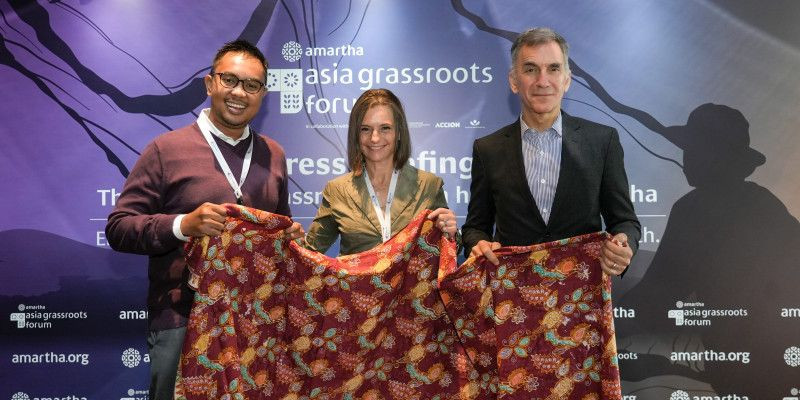 (Ki-Ka) Andi Taufan Garuda Putra, Christina Juhasz, Michael Schlein saat press briefing The 2024 Asia Grassroots Forum, hosted by Amartha di Royal Glass House, Jakarta (21/5)/Komunikasee