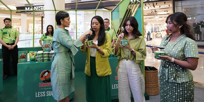 Nana Mirdad bersama Dr Diana mencicipi makanan lezat yang merupakan hasil kreasi dari Bango Less Sugar/Bango