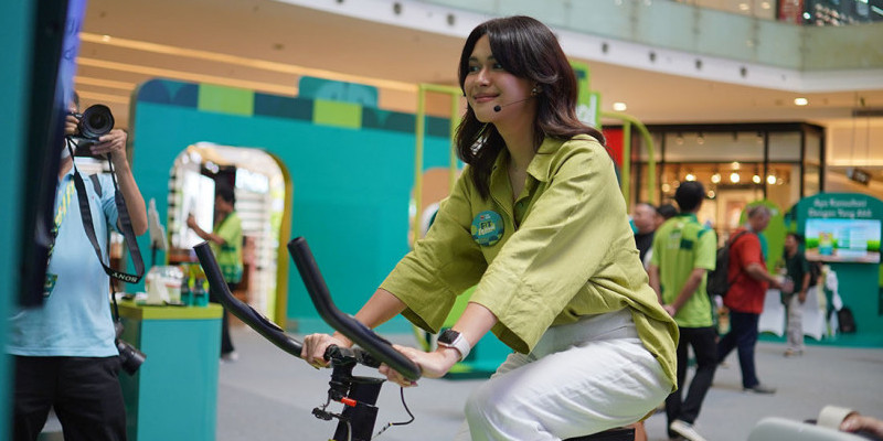 Selebritas Nana Mirdad mencoba salah satu permainan yang ditawarkan di Bango Less Sugar Fit Festival, di Main Atrium Gandaria City, Jakarta Selatan/Bango