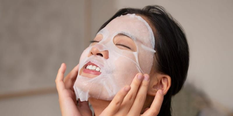 Ilustrasi penggunaan sheet mask/Freepik