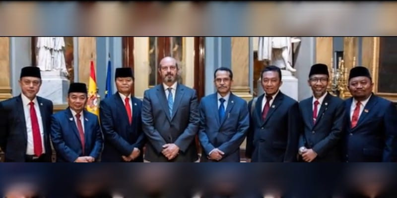 Dubes RI untuk Spanyol M. Najib dan Wakil Ketua MPR Hidayat Nur Wahid mengapit Ketua Parlemen Spanyol (22/5)/Tangkapan layar Rumah Duta RI Madrid