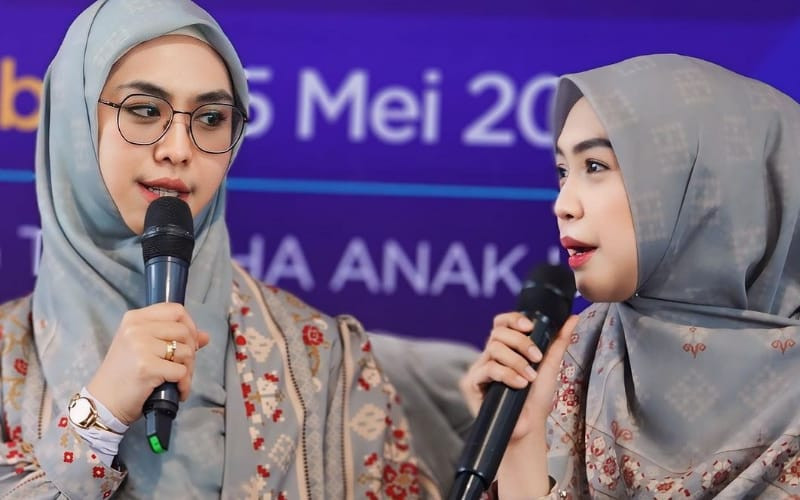 (Ki-ka) Oki Setiana Dewi & Ria Ricis/Instagram @okisetianadewi