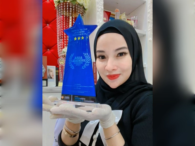 dr. Ayu dengan salah satu penghargaan yang diraihnya/Ist.