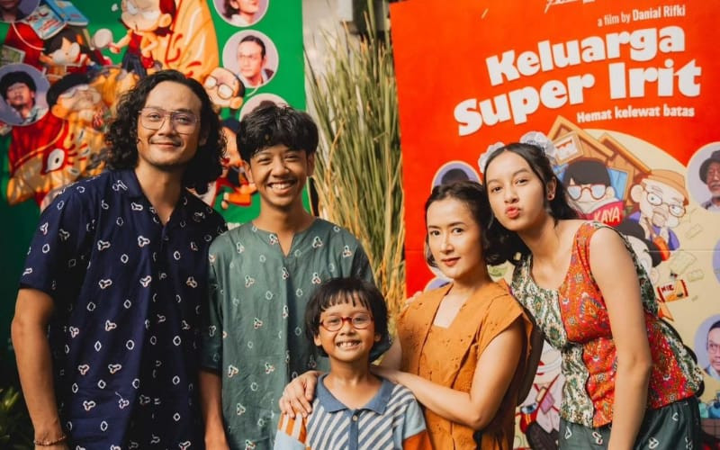 Pasangan Dwi Sasono-Widi Mulia bersama ketiga buah hati mereka/Instagram @dwisasono