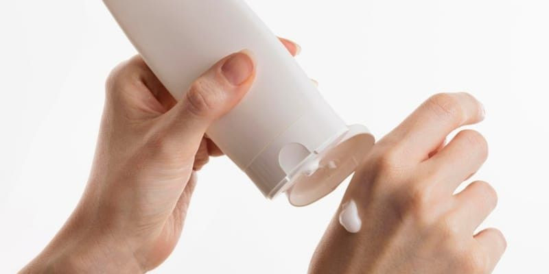 Ilustrasi mengoleskan body lotion/Freepik