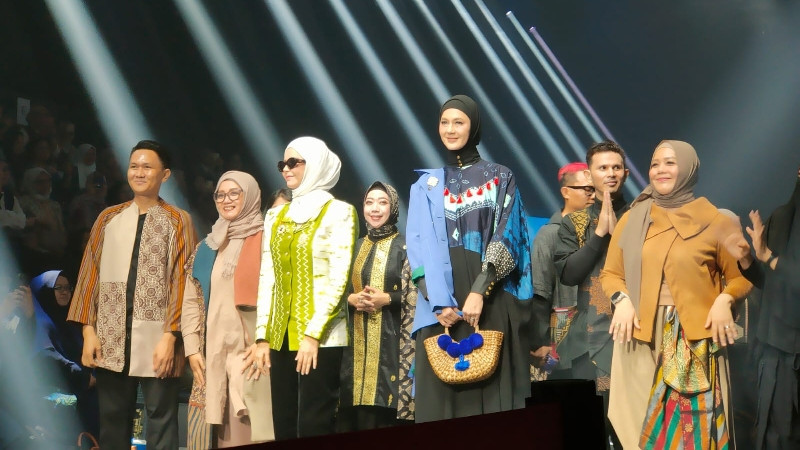 Fashion show opening ceremony MUFFEST+ 2024, Vivi Zubedi hadirkan muse Paula Verhoeven. (Foto: Indah)